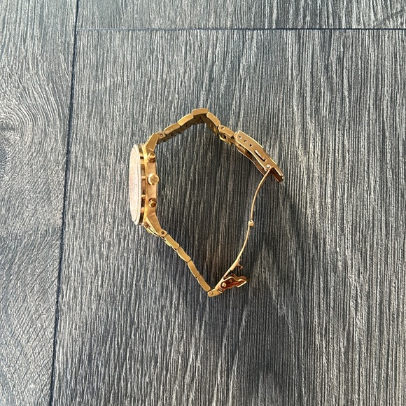 MVNT gold watch with diamond. - Picture 4 of 5